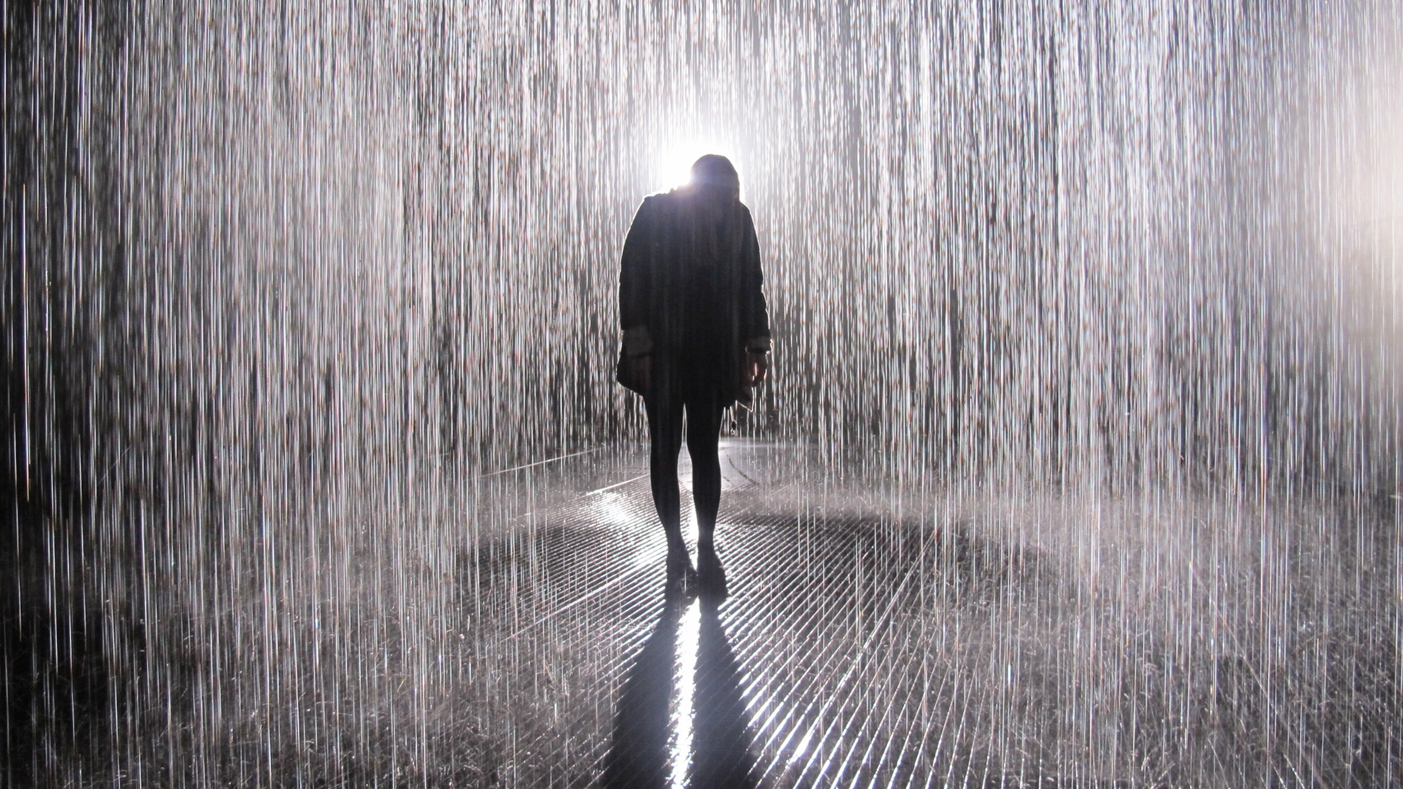 Looking for the rain. Человек под дождем. Человек дождя. Дождь грусть. Дождь одиночество.